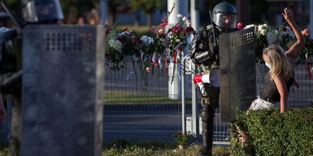 Troisieme soiree de tension en bielorussie, la police annonce un millier d'arrestations[reuters.com]