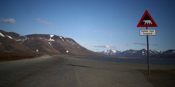 Le réchauffement climatique se ressent de manière très intense en Norvège. Cet été comme le précédent, de nouveaux records de chaleur ont été relevés dans l'archipel des Svalbard, toute la zone arctique dépassant de loin les normales saisonnières. (Photo d'illustration : près de la ville de Longyearbyen à Svalbard, en Norvège, le 3 août 2019, un panneau signale la présence d'ours polaires).