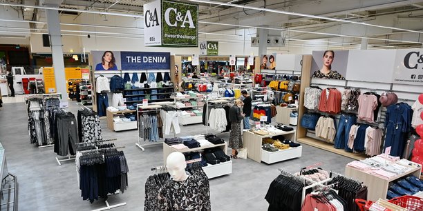 L'enseigne Géant-Casino, dont le siège est basé à Saint-Etienne (42), a accueilli ce mardi le premier « shop in shop » de prêt-à-porter C&A de 400 m2, au sein de son hypermarché de Villefranche-sur-Saône (69).