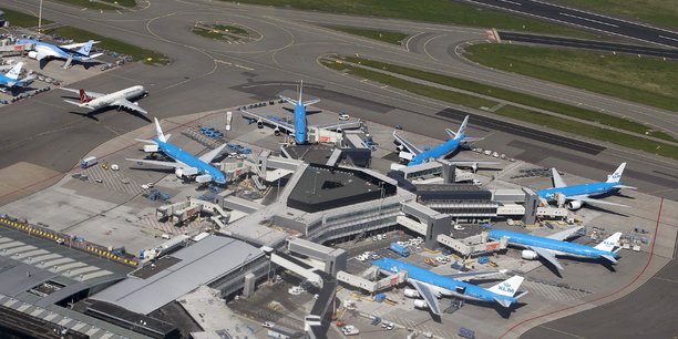 La direction de Schiphol a demandé aux compagnies aériennes d'annuler certaines réservations afin de faire face à l'afflux de voyageurs.