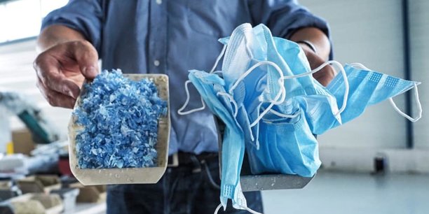 Les masques décontaminés et broyés sont utilisés par la société Plaxtil pour fabriquer des objets en plastique.