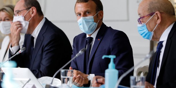 Le 26 août 2020 à l'Élysée, réunion hebdomadaire du président Emmanuel Macron (centre) avec le Premier ministre Jean Castex (à gauche) et le ministre des Affaires étrangères Jean-Yves le Drian (à droite).