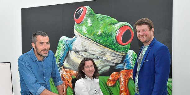 Jean-Luc Treillou, Kevin Alessandri et Maxime Feyeux lors de l'inauguration, hier jeudi, au côté de leur animal totem (c'est-à-dire frère) : la rainette (treefrog).