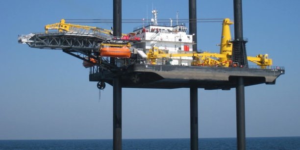 Souvent utilisé pour planter des éoliennes offshore dans le fond marin, Jill, qui dispose de pieux de 102 mètres de long, se livre à des activités de raccordement élecrique en Aquitaine.