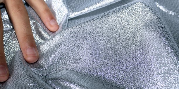 Utilisés pour différentes propriétés, les tissus métallisés sont déjà disponibles sur le marché mais la plupart d'entre eux ne présentent pas une résistance suffisante pour un usage quotidien.