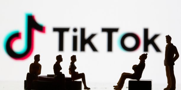 TikTok est accusé de surexploiter les données personnelles de ses utilisateurs et de ne pas protéger assez les mineurs face aux pratiques marketing et aux contenus inappropriés.