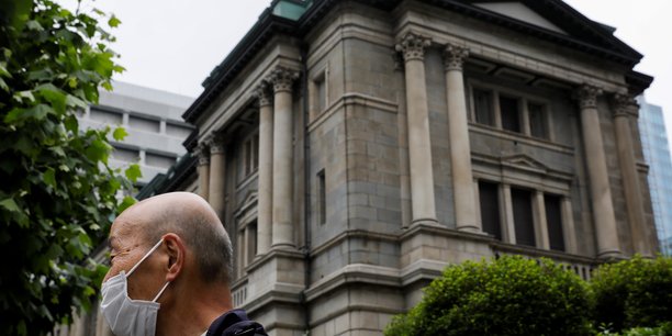 Japon: la boj garde le cap monetaire, voit une amelioration de l'economie[reuters.com]