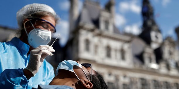 Le nombre de nouvelles hospitalisations sur les sept derniers jours s'élève EN France à 3.894 contre 3.853 samedi.