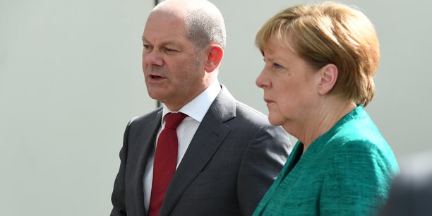 Le ministre des Finances Olaf Scholz (à g.), en présence de la chancelière Angela Merkel.
