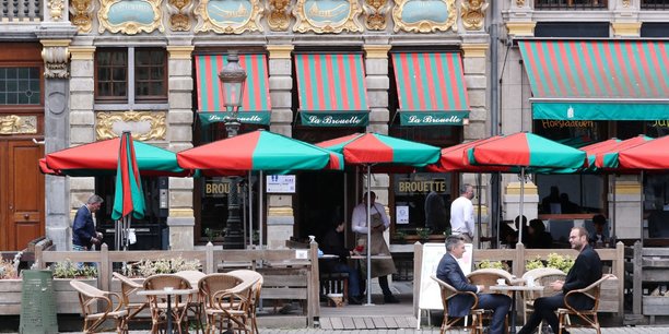 Les cafés et restaurants de Belgique, contraints de fermer fin octobre, pourront rouvrir leurs terrasses le samedi 8 mai, d'après une source gouvernementale.