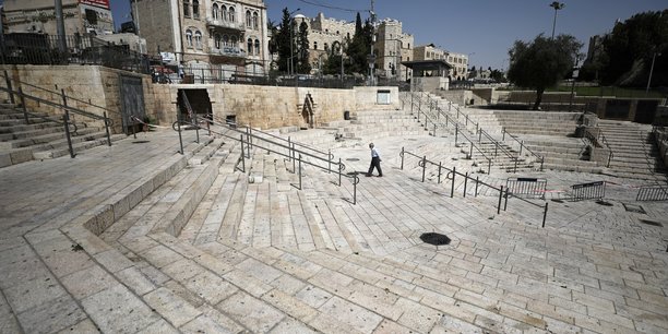 Israel reconfinee, doublement desertee pendant le yom kippour[reuters.com]