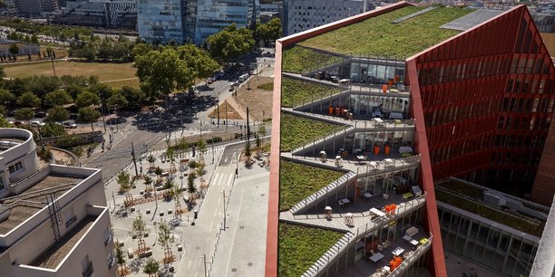 Situé au 231 avenue Félix Faure, les nouveaux bâtiments d'Orange compte 3.000 mètres carrés de toiture végétalisée, ainsi que des terrasses à tous les étages.