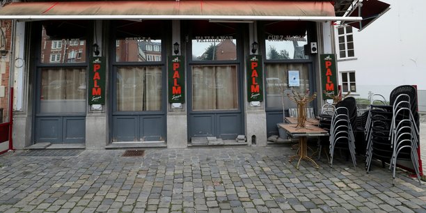 En Belgique, un couvre-feu est mis en place de minuit à 05H00 du matin, et tous les cafés et restaurants du pays devront fermer lundi pour au moins un mois.
