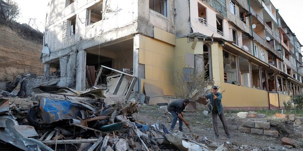 La treve dans le haut-karabakh a l'epreuve de nouveaux combats[reuters.com]