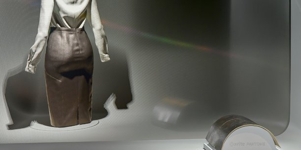 A partir de la matière, déposée au premier plan, le système développé par Lectra génère l'image de synthèse 3D de la jupe qui va être réalisée.