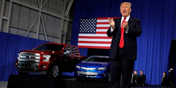 En visite dans le Michigan, le président Donald Trump vante les véhicules fabriqués aux États-Unis lors de son discours le 15 mars 2017 à l'American Center for Mobility.