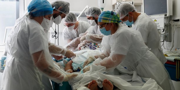 Le docteur Henri Faure et ses collègues traitent un patient atteint de la maladie de Covid-19 dans l'unité de soins intensifs (USI) de l'hôpital Robert-Ballanger à Aulnay-sous-Bois près de Paris, le lundi 26 octobre 2020. Photo : Gonzalo Fuentes/ Reuters