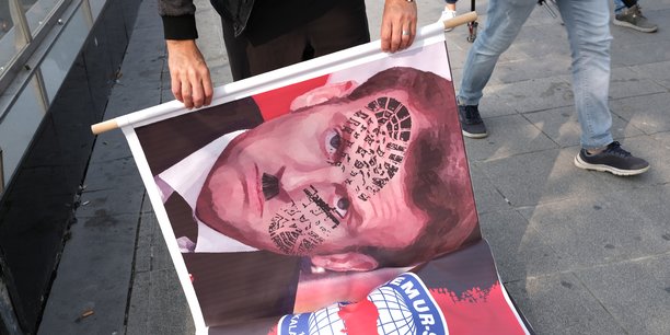 Hier mardi 27 octobre 2020, des manifestants agitent des banderoles fustigeant le président de la République française, Emmanuel Macron, lors d'une manifestation contre la France, à Istanbul (Turquie). Photo: Murad Sezer / Reuters.