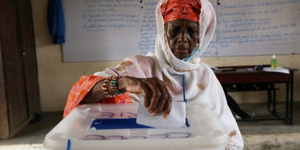 Les ivoiriens aux urnes dans un contexte de fortes tensions[reuters.com]
