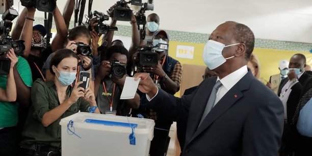 Alassane Ouattara, le 31 octobre 2020 dans un bureau de vote dans le quartier de Cocody, à Abidjan.