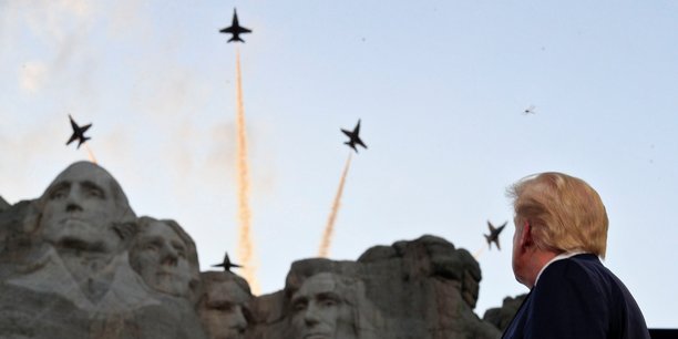 Trump assistant à une démonstration aérienne de la patrouille des U.S. Navy Blue Angels, au Mount Rushmore, le 3 juillet 2020.
