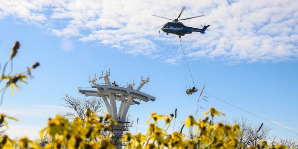 Un hélicoptère a dressé les premiers câbles qui serviront au téléphérique urbain de Toulouse, Téléo.