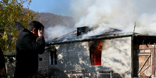 Au haut-karabakh, les armeniens brulent leurs maisons avant de partir[reuters.com]
