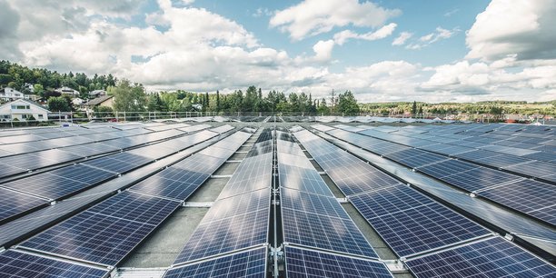 BayWa r.e. Solar Systems, basée à Bordeaux, distribue à des installateurs des panneaux photovoltaïques, des onduleurs, des batteries, des locaux techniques clés en mains et des systèmes de montages pour des installations photovoltaïques.