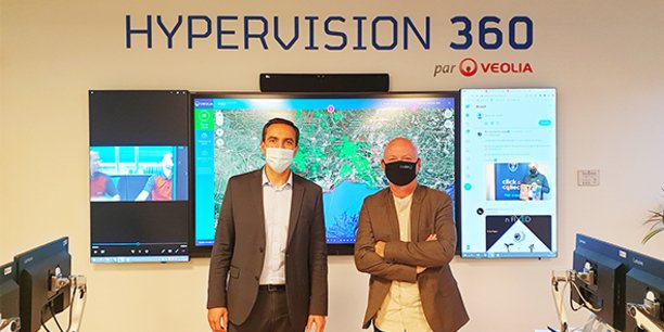 Olivier Sarlat et Alix Roumagnac, le 16 novembre, dans le centre Hypervision 360 de Veolia à Montpellier, pour sceller un partenariat destiné à protéger les infrastructures hydrauliques de Veolia dans le sud de la France.