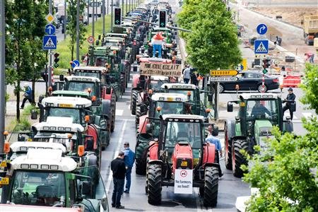 Selon le gouvernement, en ne renchérissant pas le coût de la détention des terrains à usage agricole situés en zone constructible, cette mesure permet de préserver l'agriculture de proximité et par conséquent l'existence de circuits courts pérennes.