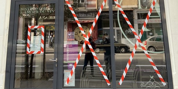Parmi les secteurs les plus concernés, la restauration, qui regroupe près de 40.000 emplois salariés. A Grenoble, le mouvement Les Vivants Grenoblois s'est emparé des vitrines pour en faire un symbole.