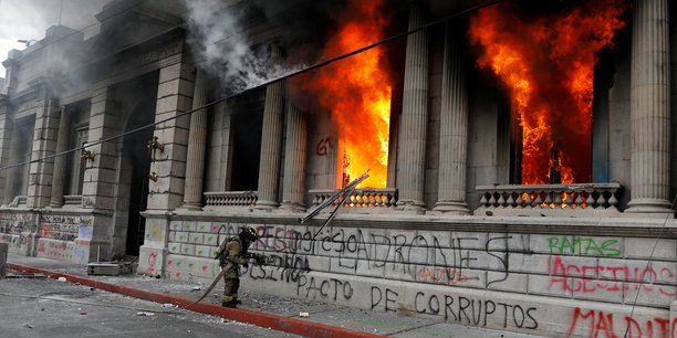 Guatemala: des manifestants incendient le batiment du congres[reuters.com]