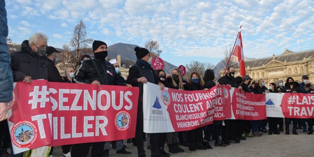 A Grenoble, près de 800 personnes -selon les renseignements généraux- ont manifesté face à la préfecture de l'Isère pour demander la réouverture des bars, restaurants et commerces jugés non-essentiels, ainsi qu'une exonération des charges.