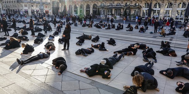Une manifestation symbolique a été organisée à Bordeaux ce 23 novembre pour demander la réouverture des professions jugées non essentielles.