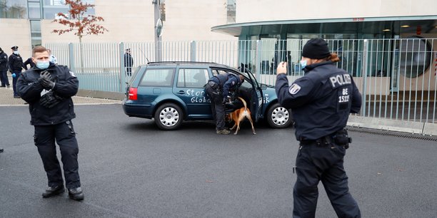 Une voiture percute la grille d'entree de la chancellerie allemande a berlin[reuters.com]