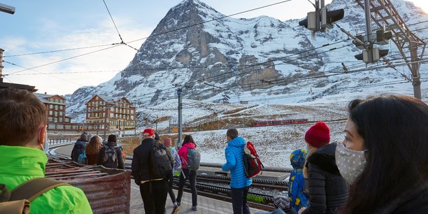 Les stations de ski suisses autorisees a rester ouvertes[reuters.com]
