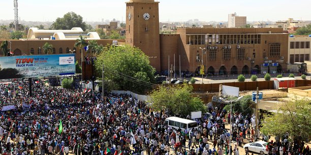 Soudan: des milliers de personnes aux funerailles du dernier premier ministre elu democratiquement[reuters.com]
