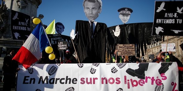 Plusieurs milliers de personnes manifestent samedi en France contre un article controversé de la proposition de loi sécurité globale, et plus largement contre les violences policères après deux affaires récentes où l'attitude des forces de l'ordre a fait polémique.