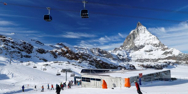 Castex annonce des controles aux frontieres pour dissuader d'aller skier a l'etranger[reuters.com]