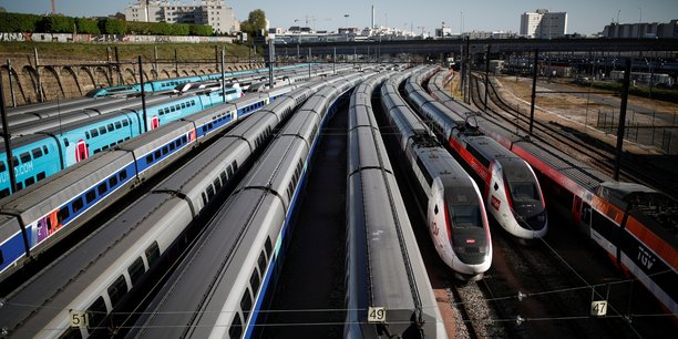 Des TGV sont stationnés près de la gare de Lyon à Paris lors du confinement pour limiter la propagation du coronavirus.