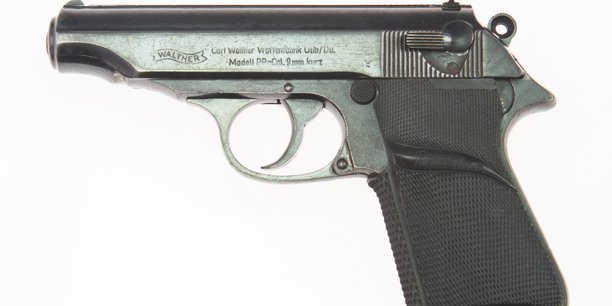 Le pistolet de sean connery dans le premier james bond vendu 256.000 dollars[reuters.com]