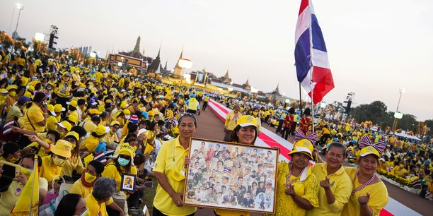 Thailande: hommage a la famille royale face aux appels a la reforme[reuters.com]