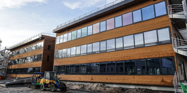 Dotée d'une ossature et d'un bardage en bois, le bâtiment Wood Office dispose également d'une toiture photovoltaïque.