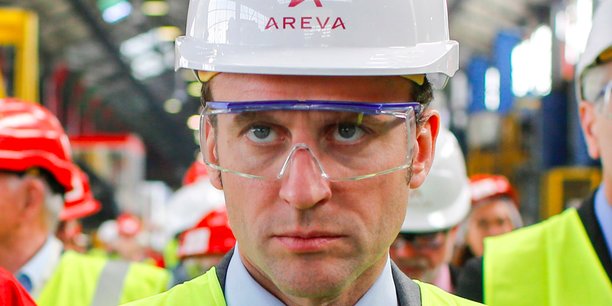 Emmanuel Macron, le 2 mai 2016, alors ministre français de l'Économie, en visite au Creusot sur un des sites d'Areva, groupe nucléaire français contrôlé par l'État.