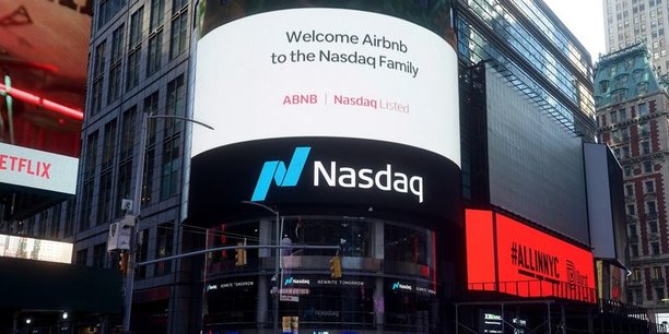 Pour fêter l'introduction en Bourse d'Airbnb, le Nasdaq a déployé le logo de la plateforme et des images de son activité sur sa façade en surplomb de la mythique place de Times Square à New York.
