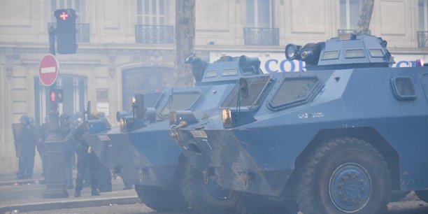 Contemporains de la Renault 12, les véhicules blindés à roues de la Gendarmerie, les antédiluviens VBRG (ici dans les rues de Paris) vont être enfin remplacés