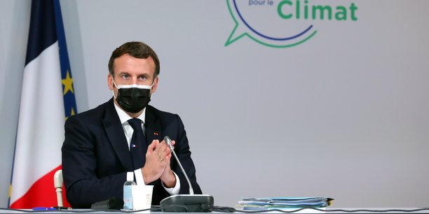 Emmanuel Macron a précisé que cette consultation porterait sur une réforme constitutionnelle en un article pour introduire les notions de biodiversité, d'environnement, de lutte contre le réchauffement climatique dans l'article 1.