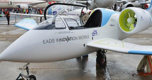 Le premier vol officiel de l'avion-école électrique E-Fan a été salué par le ministre de l'Économie, Arnaud Montebourg, le 25 avril dernier, à Mérignac. / DR