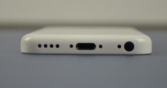 D'ici 2017, tous les téléphones devraient être équipés du même chargeur. Même chez Apple. (Photo : Reuters)