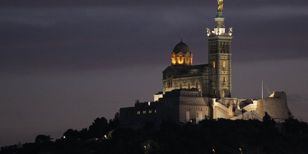 Marseille va éteindre l'éclairage de ses 140 monuments à partir de 22h30 en hiver, avec Notre-Dame-de-la-Garde pour seule exception.